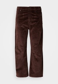 Bruine ribfluweelbroek met een rechte pasvorm, voorzakken en een knoopsluiting. De stof heeft een zachte textuur.