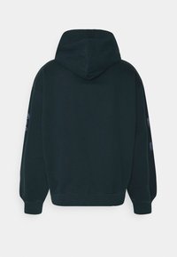 Tmavě zelená mikina s kapucí z měkké látky, s kapucí se stahovací šňůrkou a žebrovanými manžetami. Zadní strana je jednoduchá, bez viditelných log nebo vzorů.