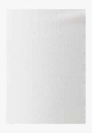 Witte denimstof met zichtbare diagonale weefstructuur, zachte en gelijkmatig verlichte achtergrond.