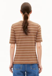 Bruine gestreepte t-shirt met korte mouwen, voorzien van horizontale witte strepen, een ronde halslijn en zachte katoen textuur, gedragen met spijkerbroek.