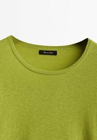 Zielony sweter z okrągłym dekoltem, wykonany z miękkiego materiału. Posiada gładką teksturę i mała czarna metka z napisem "Massimo Dutti" na szyi.