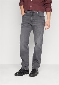 Wrangler FRONTIER - Sirgete säärtega teksad - blackout