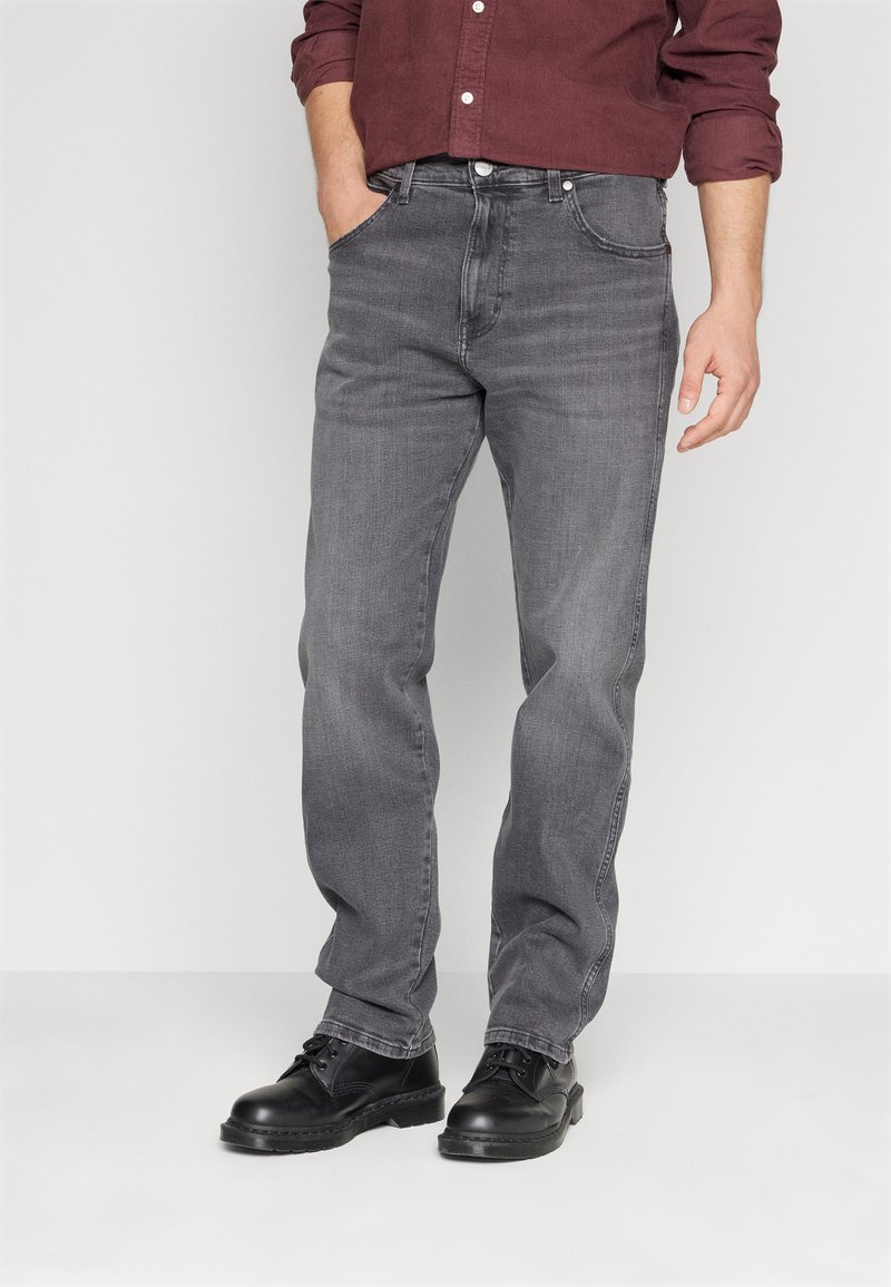 Wrangler FRONTIER - Sirgete säärtega teksad - blackout