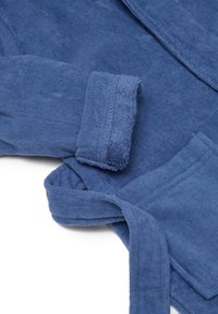 Blauwe badjas van badstof met textuur, bijpassende riem en omgeslagen mouwen, die zacht en absorberend materiaal laat zien.
