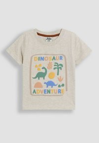 T-shirt s kratkim rukavima, boje kreme, s grafikom "Dinosaur Adventure" koja prikazuje šarene dinosaure i biljke, izrađena od mekanog pamučnog materijala.