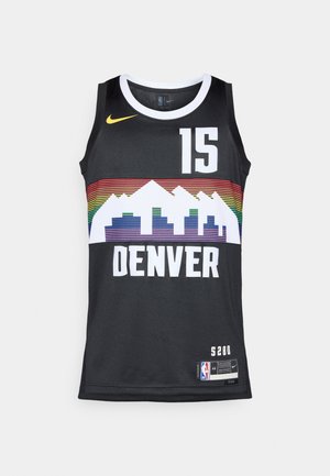 Zwarte basketbaltrui met "15" en "DENVER" in het wit, met een multikleurige bergen- en skylineafbeelding over de borst. Nike-logo in het geel.