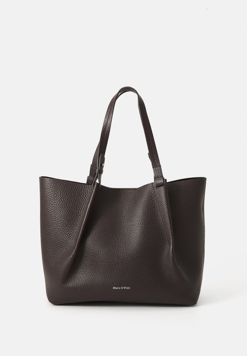 Donkerbruine leren totebag met een textuur, twee stevige handvaten en een logo aan de onderkant. Opent wijd voor gemakkelijke toegang.