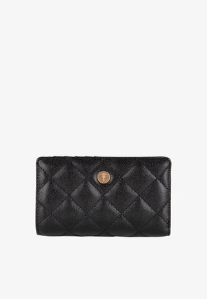 Zwarte lederen portemonnee met een doorgestikt patroon, een gouden ronde logo-accent en een rechthoekige vorm met een gladde textuur.