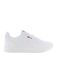 Sneakers bianchi in pelle con un design perforato, dotati di un sottile dettaglio del logo e di accenti blu, rossi e bianchi su un lato. Suola in gomma.