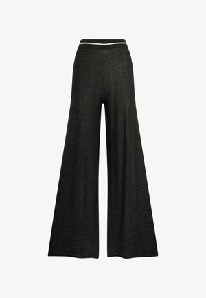 Pantaloni a gamba larga neri realizzati in un tessuto elastico e luccicante. Presentano una vita aderente con un accento di colore chiaro a contrasto.