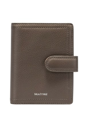 Bruin lederen portemonnee met textuur en drukknopsluiting, rechthoekige vorm en "MAÎTRE" in zilver gegraveerd in het midden onderaan.