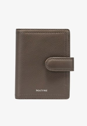 Portefeuille en cuir texturé marron avec fermeture à pression, forme rectangulaire, et "MAÎTRE" embossé en argent au centre en bas.
