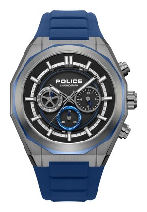 Kronografikello mustalla ja hopeisella kellotaululla, sinisellä silikonirannekkeella, hopeisilla tuntimerkeillä ja kolmella pienellä taululla, jotka näyttävät sekunteja, minuutteja ja 24 tunnin aikaa.