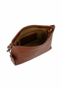 Borsa a tracolla in pelle marrone con una texture liscia, chiusura con zip, tasche interne e una singola tracolla regolabile per versatilità.