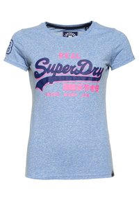 Ljusblå kortärmad t-shirt i bomull, med en grafisk design i marinblått och rosa med texten "REAL SuperDry". Rund halsringning, standard passform.