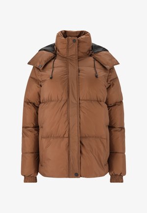 Ruskea puffertakki, jossa on korkea kaulus, musta huppu, säädettävät narut ja joustavat hihansuut. Rakenteellinen tikattu muotoilu.