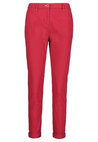 Pantalon chino en coton rouge avec une coupe slim, présentant une fermeture à bouton sur le devant et des ourlets roulés pour un ajustement de la longueur. Texture lisse et couleur unie.
