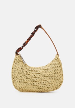 Beige geweven strohandtas met een halvemaanvorm en een enkele schouderband met amberkleurige schakels.