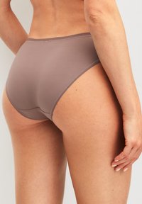 Braune Baumwollmischung-Bikiniunterwäsche mit nahtlosem Design, hochgeschnittenem Bein und weichem elastischem Bund, von hinten betrachtet.