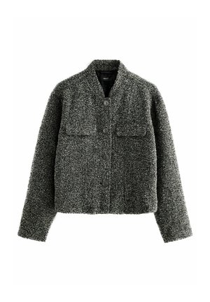 Veste en tweed gris avec une coupe courte, deux poches avant, un col arrondi et des fermetures à bouton. Tissu texturé avec un motif en chevrons.