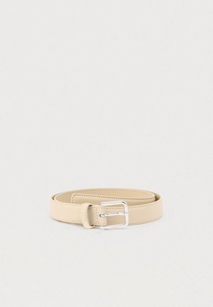 Beige leren riem met een gladde textuur, voorzien van een zilveren metalen gesp en een eenvoudig ontwerp. Past zich aan met een riemgat voor een goede pasvorm.