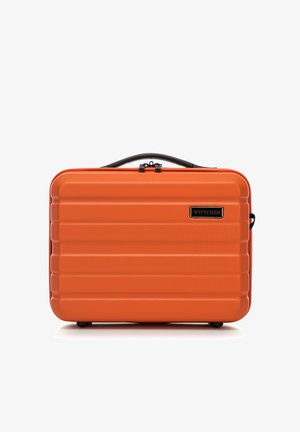 Hard-shell koffer in fel oranje met een textured afwerking, geribbelde ontwerp en een zwarte handgreep. Beschikt over een logo plaat aan de voorkant.