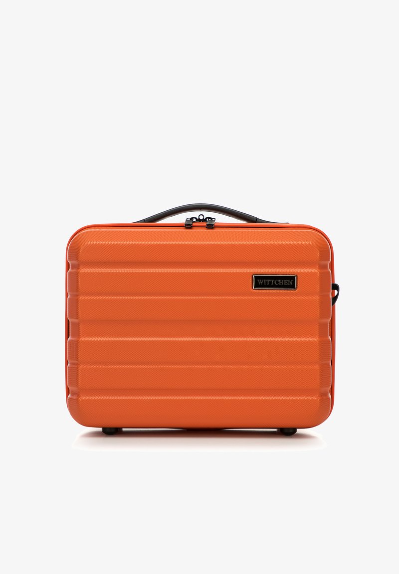 Maleta rígida de color naranja brillante con un acabado texturizado, diseño acanalado y un asa negra. Presenta una placa con el logotipo en la parte frontal.