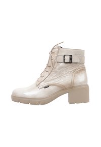 Botín beige hasta el tobillo con acabado brillante, cordones en la parte delantera y detalle de hebilla en el tobillo. Tacón grueso y diseño de superficie texturizada.