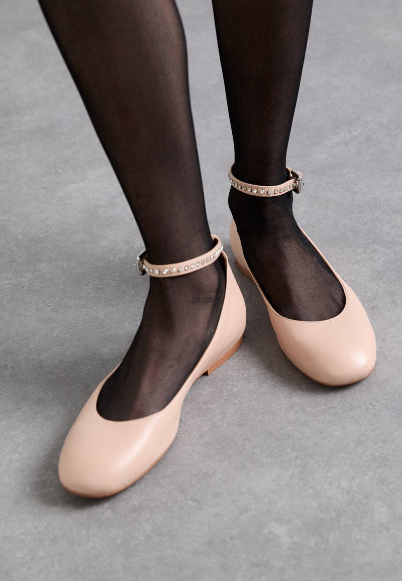 See by Chloé Ballerina’s met enkelbandjes zandkleur See by Chloé Ballerina’s met enkelbandjes zandkleur