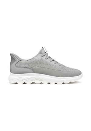 Grijze sportschoenen met een bovenwerk van mesh en synthetische accenten, met een ronde neus en een gestructureerde witte zool met golfdetails.