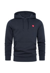 Sudadera azul marino hecha de mezcla de algodón, con un bolsillo canguro frontal, capucha con cordón, puños de canalé y un pequeño logo rojo en el pecho.