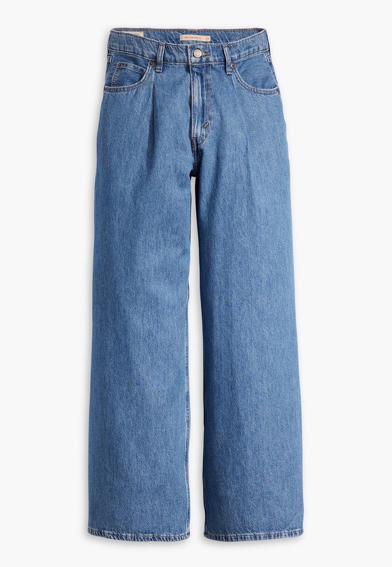 Jean bleu taille haute à jambes larges, fermeture avant avec bouton et zip, passants pour ceinture et design à cinq poches sur fond blanc.