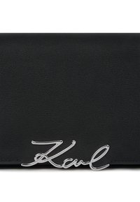 Fekete bőr pénztárca, fényes ezüstfém "Karl" logóval a elülső alsó peremén.