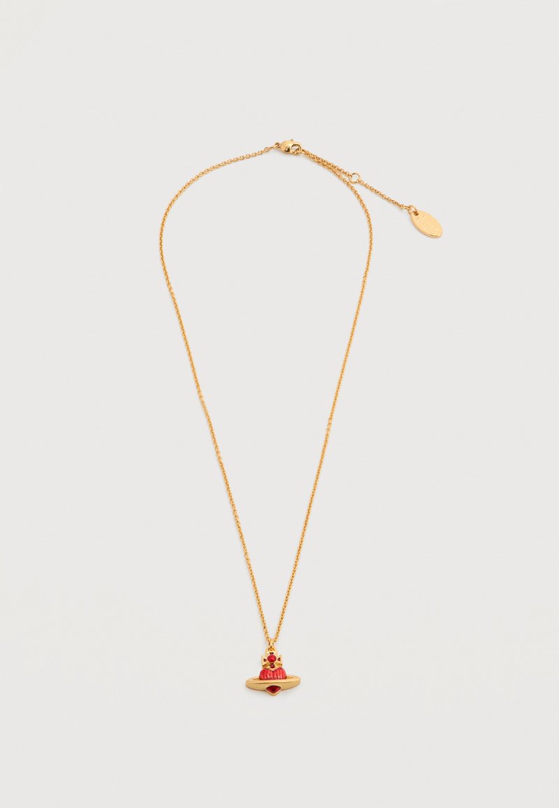 Χρυσό κολιέ με περίτεχνο μενταγιόν που διαθέτει κόκκινες αποχρώσεις και στρογγυλό σχήμα. Λεπτή αλυσίδα με κούμπωμα και μικρή ετικέτα.