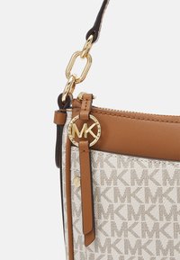 MICHAEL Michael Kors JET CHARM POCHETTE XBODY - Torbica - vanilla