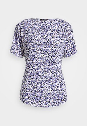 Blusa floral con mangas cortas, escote redondo y un fondo púrpura con patrones de flores blancas y amarillas. Tela ligera.