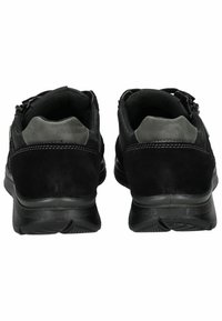 Scarpe sportive nere realizzate in suede e mesh, con suola in gomma testurizzata, colletto imbottito e cerniere laterali doppie per un facile accesso.
