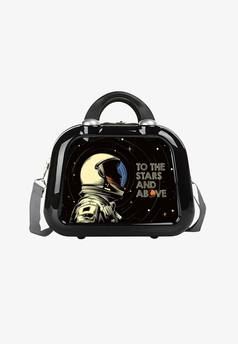 Bolso de charol negro con un gráfico de astronauta y el texto "HACIA LAS ESTRELLAS Y MÁS ALLÁ". Incluye una correa gris desmontable y un asa redondeada.