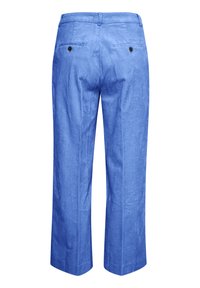 Pantalon bleu en velours côtelé avec jambes droites, passants de ceinture et deux poches arrière fermées par des boutons noirs.