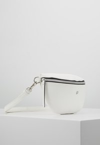 Geantă crossbody din piele albă, formă rotundă, cu un fermoar negru și accesorii din metal argintiu, suprafață texturată și curea ajustabilă.
