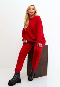 Cesare Gaspari OVERSIZED JOGGER SET  - Tréningruha alsók - red