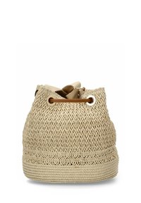 Zapato tejido de color beige claro fabricado con un material texturizado. Presenta una forma redondeada, ojetes en la parte superior y un lazo marrón en contraste para el cierre.