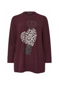 Burgundy långärmad tröja med tre hjärt-grafik: en metallisk, en leopardmönstrad och en med mörka ränder.
