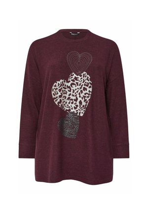 Burgunderfarbenes Sweatshirt mit langen Ärmeln, das drei Herzgrafiken zeigt: eines metallic, eines im Leopardenmuster und eines mit dunklen Streifen.