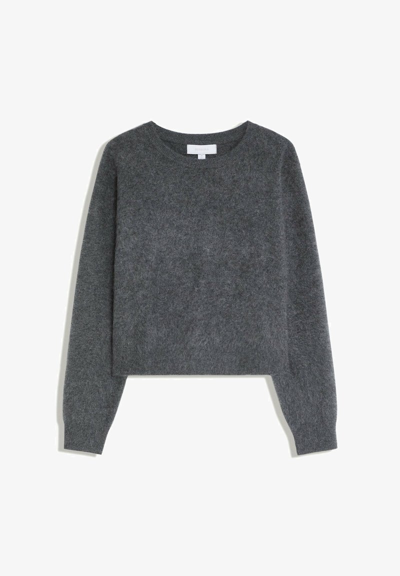 Pull gris foncé à manches longues avec col rond, texture douce et duveteuse et poignets côtelés, présenté sur fond blanc.