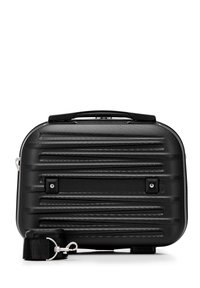 Sac de voyage rigide noir avec des rainures horizontales, une finition texturée, des accessoires en métal et une bandoulière amovible pour un transport facile.