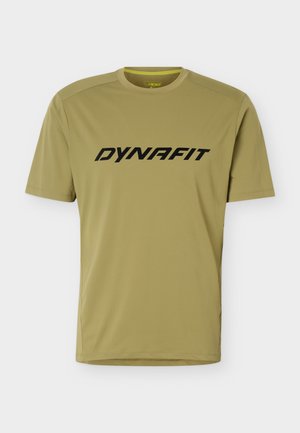 T-shirt de sport manches courtes vert olive avec le logo noir "DYNAFIT" centré sur la poitrine, en tissu léger et respirant.