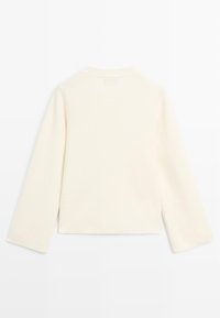 Weißer Pullover mit langen Ärmeln, rundem Ausschnitt, geripptem Kragen und Bündchen sowie einem kurzen Saum. Weiche Textur und minimalistisches Design ohne sichtbare Logos.