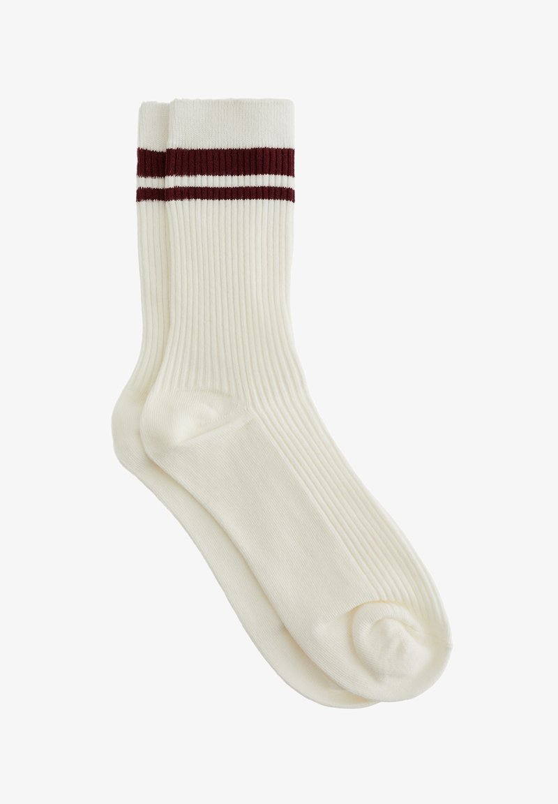 Hvide ribbede sokker med to maroon striber øverst. Fremstillet af et blødt stof med en glat tekstur og forstærket tåsektion.