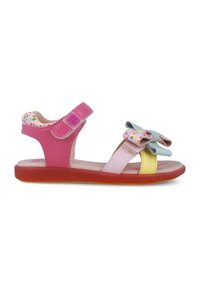 Chanclas infantiles en color rosa y amarillo con una correa de velcro, suela de goma texturizada y un lazo multicolor, presentando un diseño de lunares en la parte superior.